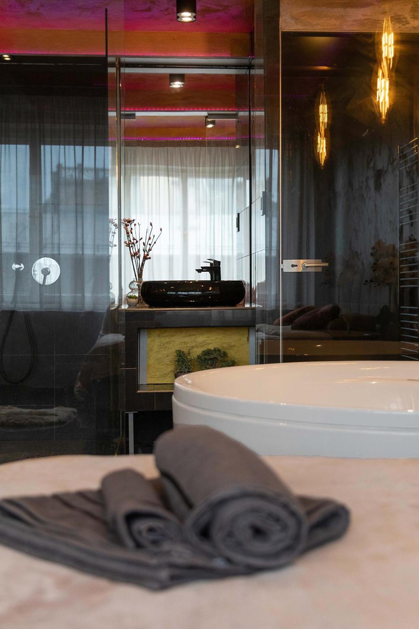 Luxor,luxury,jacuzzi,main Square Apartment