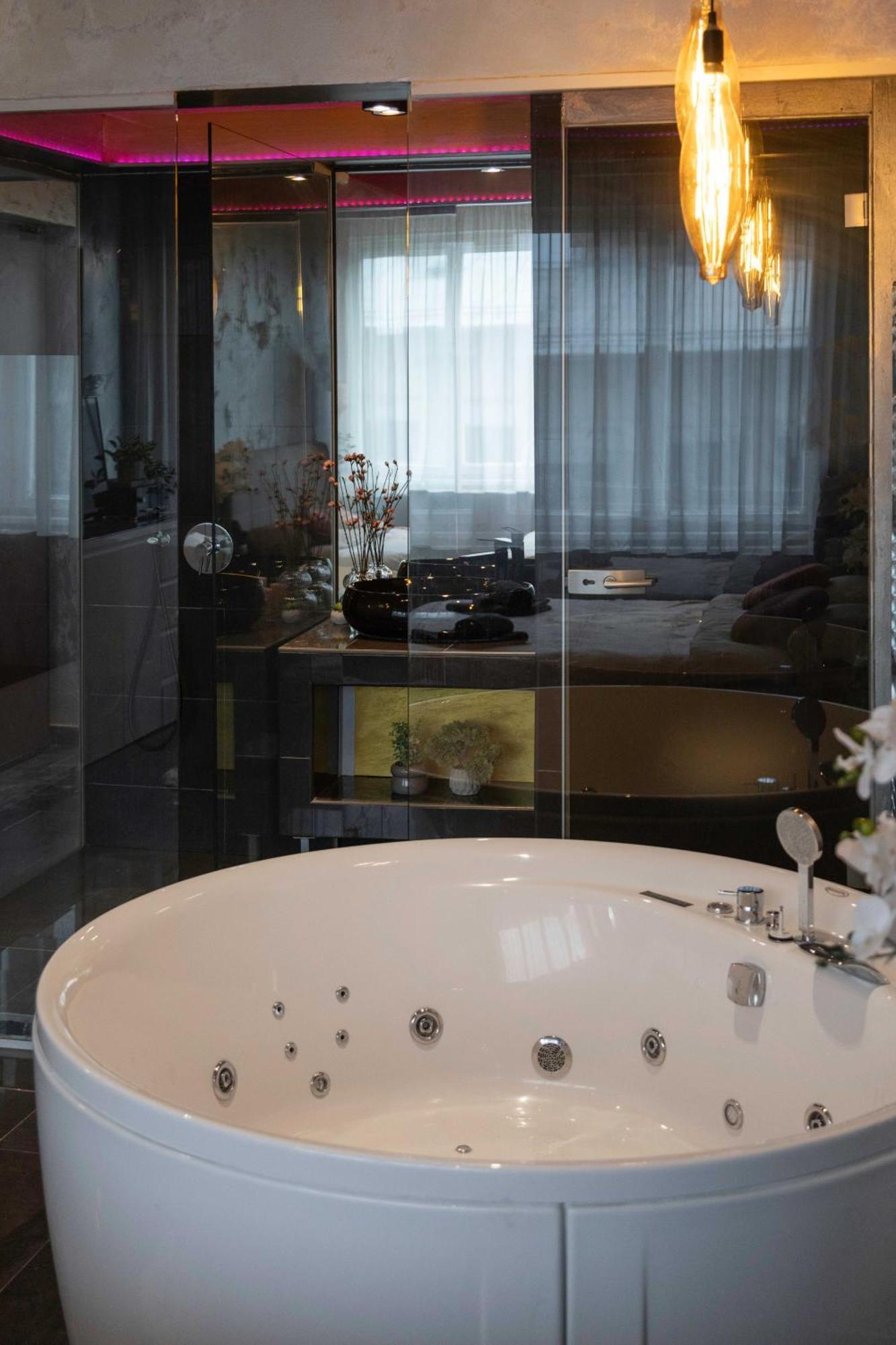 Luxor,luxury,jacuzzi,main Square Apartment